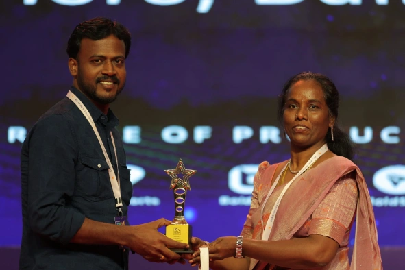 Kailash ponnusamy receiving an award form saigeetha