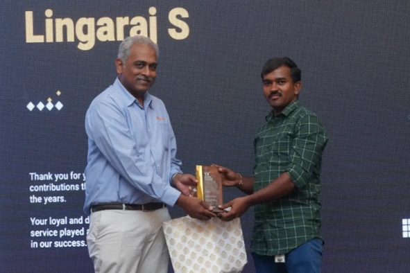 Lingaraj subramanian receiving award from Daniel