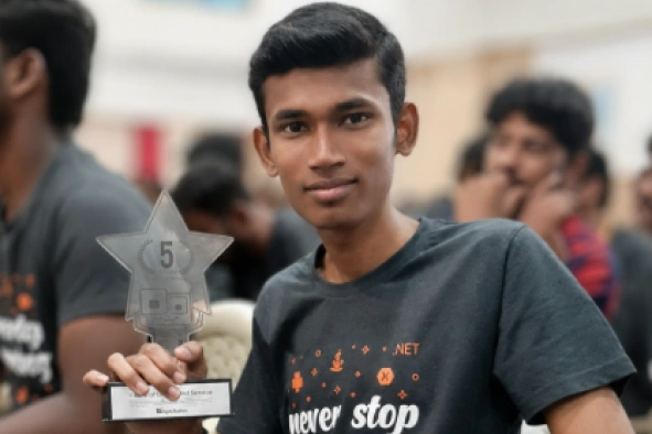 Piramanayagam having award in hand