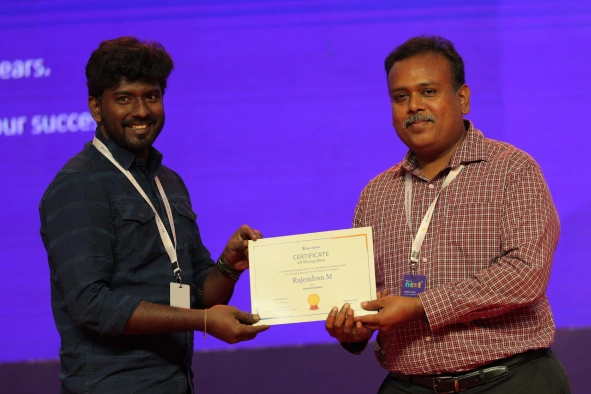 Rajendran receving certificate from Davis