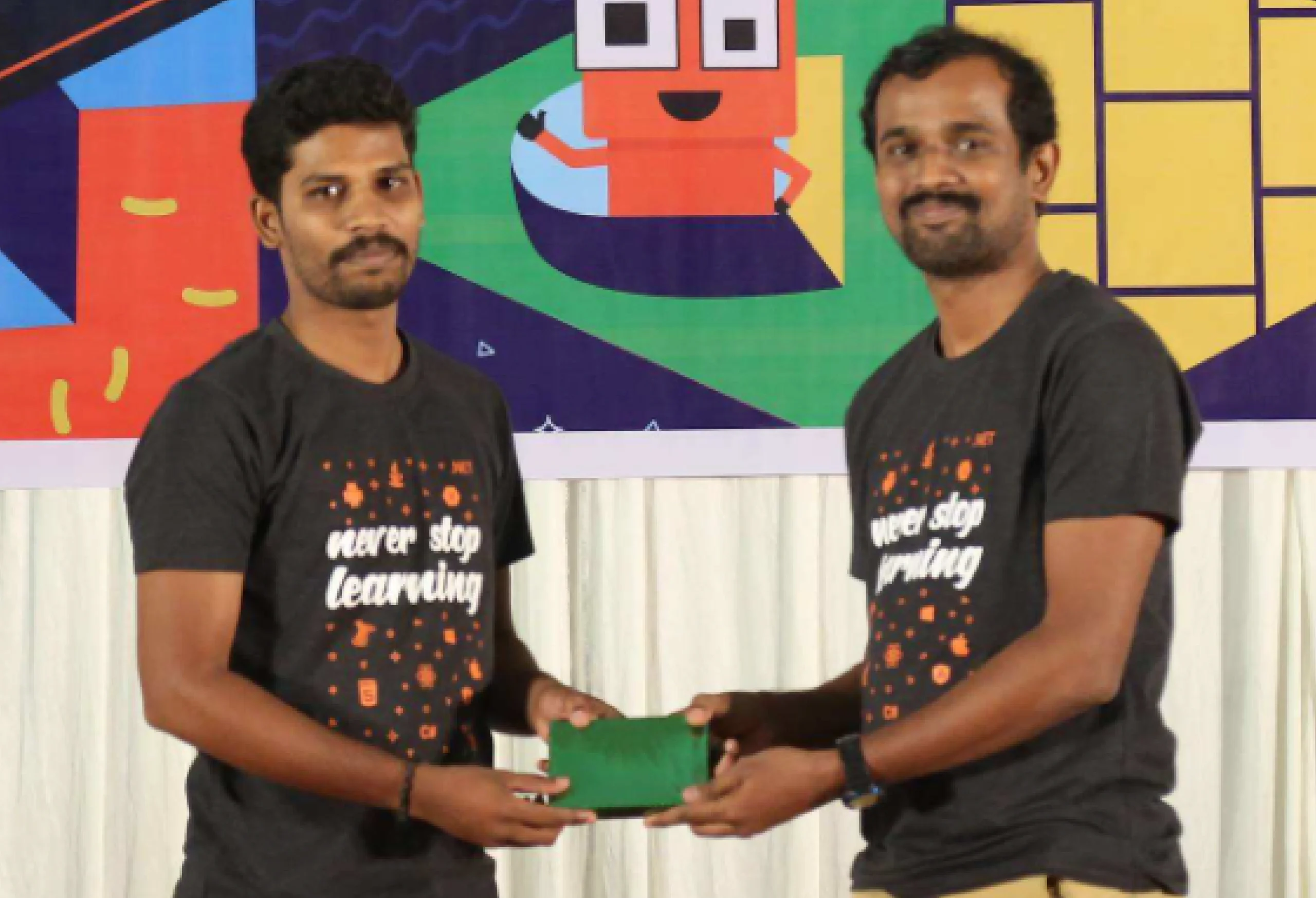 Anandakumar receving gift box in syncfusion day