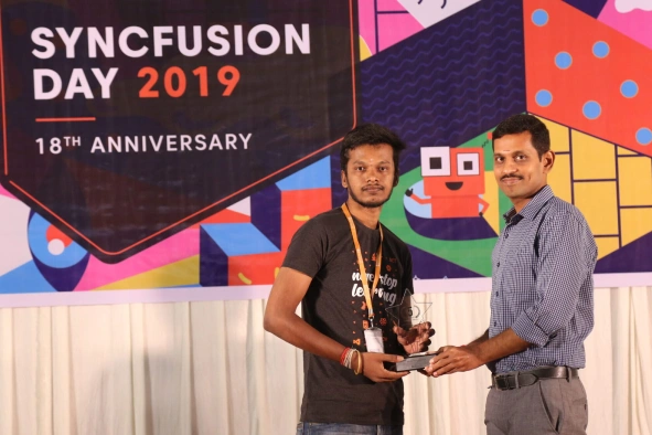 Balaji renganathan receving award in sycnfusion day