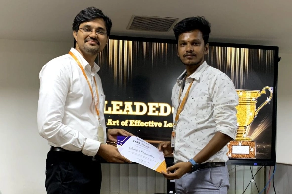 Balaji renganathan receving certificate from baskaran sethurajan