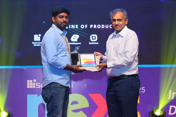 Balaji Sekar getting award from Davis