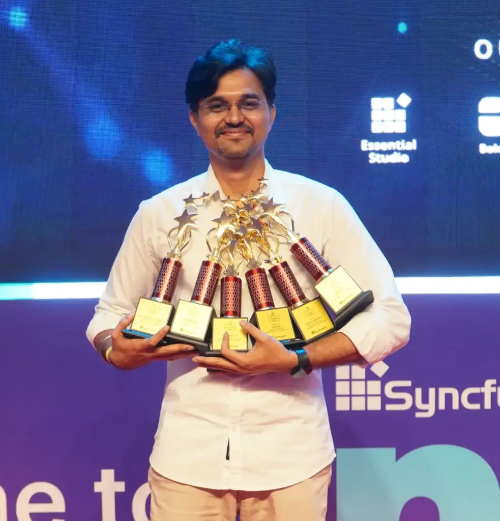 Baskaran Sethurajan holding an awards