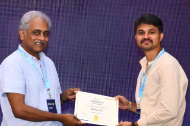 Baskaran Sethurajan receiving certificate from daniel