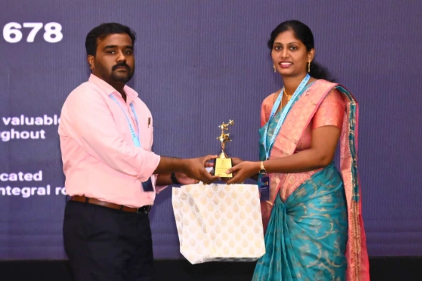 Benita receiving award from rajadurai in next event