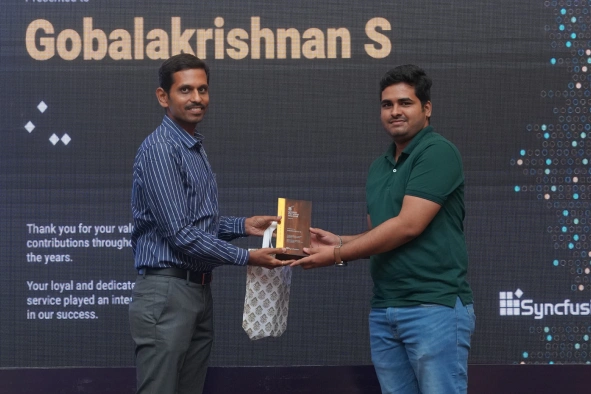 Gopalakrishnan receiving award from gunasekaran