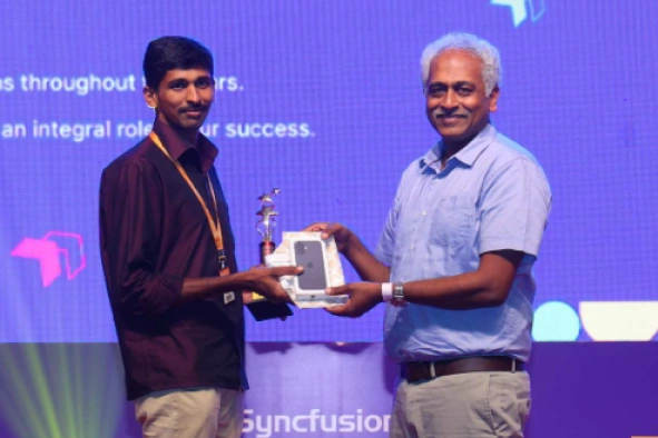 Gunasekaran T receiving an award from Daniel