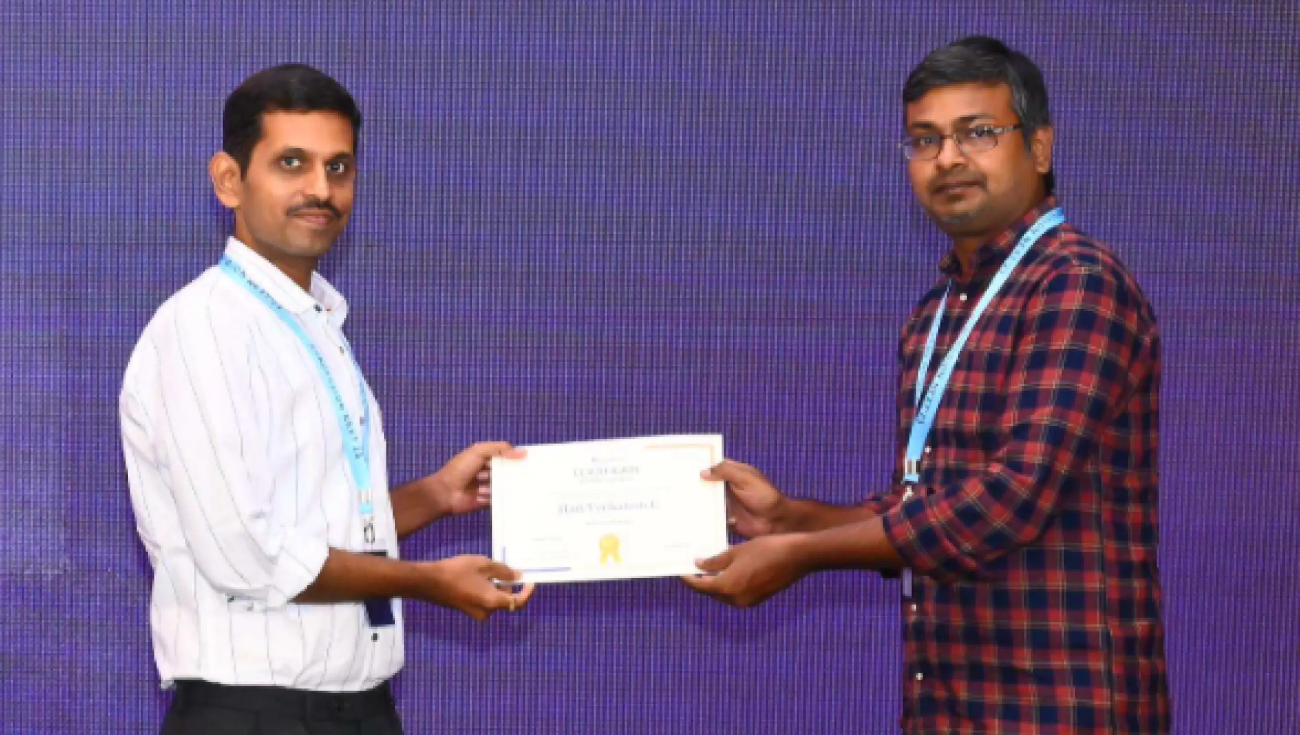 Hari Venkatesh Easwaramoorthy Receiving an Award