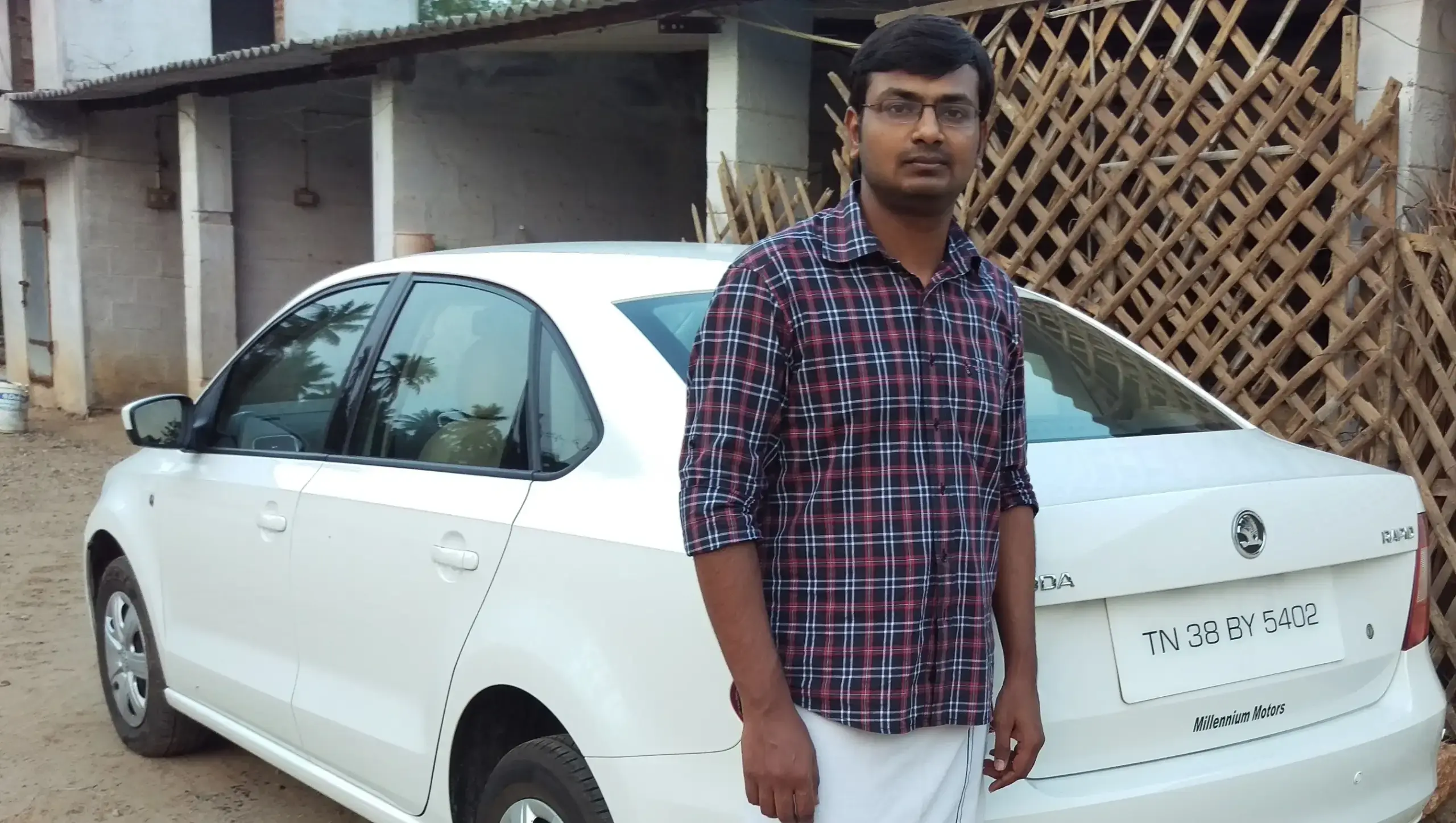 Hari Venkatesh Easwaramoorthy with Car