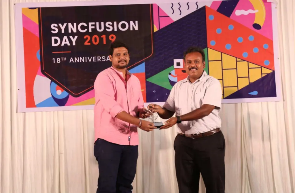 Jayavigneshwaran getting award from Stephen