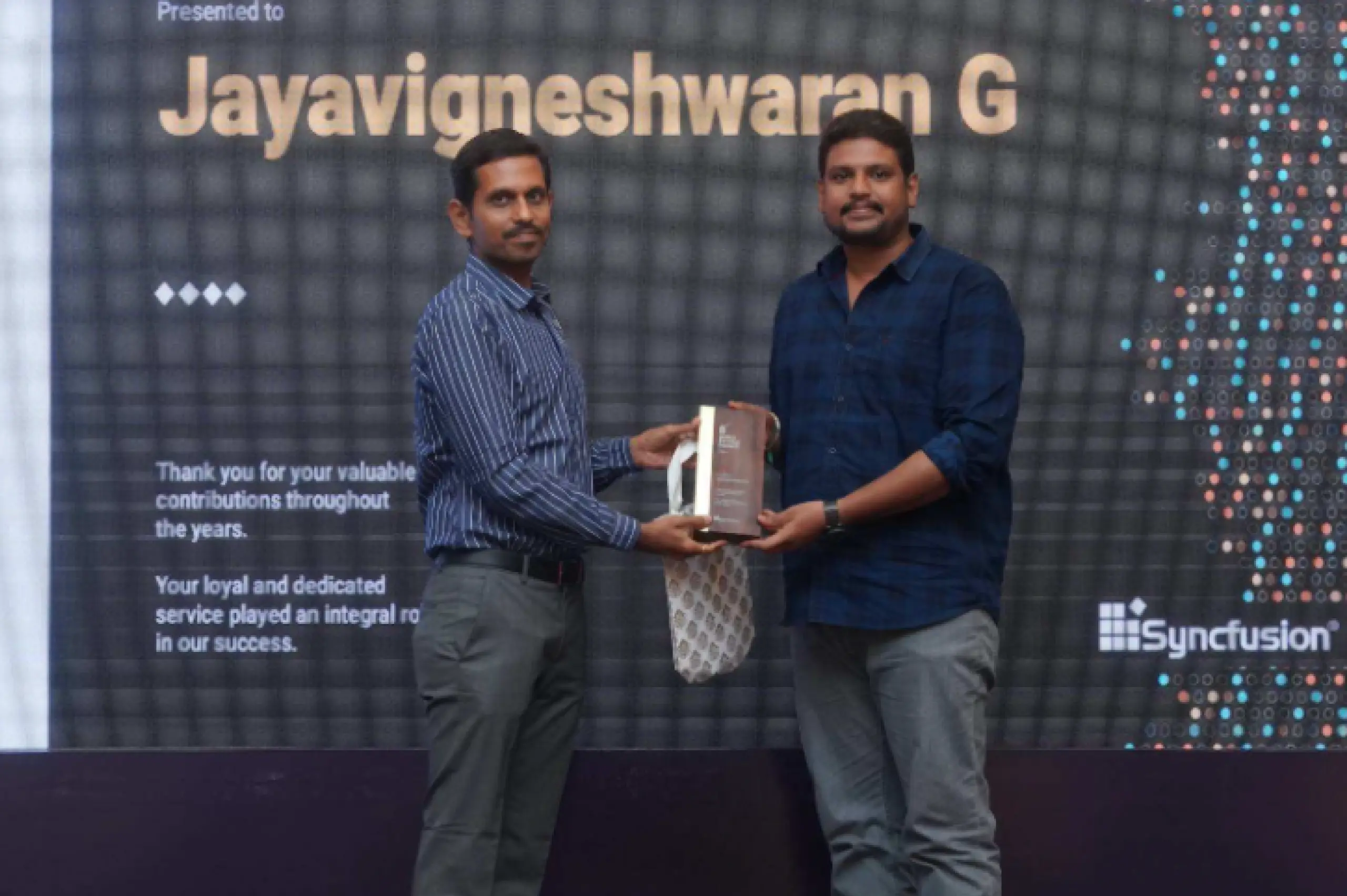 Jayavigneshwaran getting service award