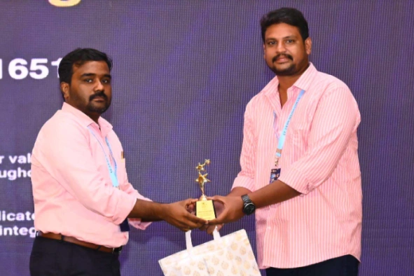 Jayavigneshwaran receving award from Rajadurai