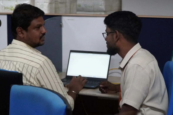Jayavigneshwaran talking with his team mate