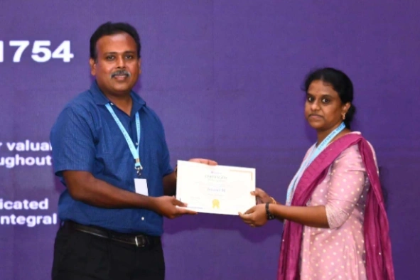 Jeyasri Murugan receiving certificate