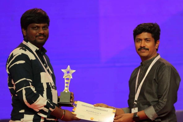 Karthikeyan receiving award from Karikalan