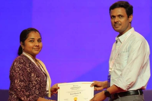Keerthana getting certificate from vijayanand