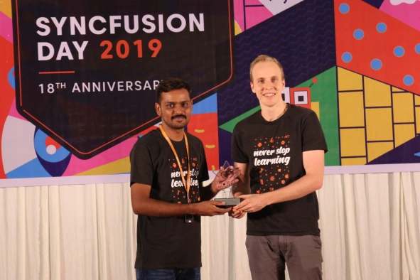 Mahesh palanisamy receiving award from stefan