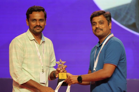 Mahesh palanisamy receiving award from vijayakumar