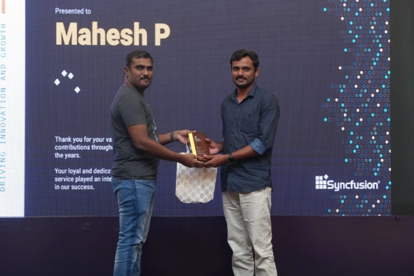 Mahesh palanisamy receving award from balaji murugesan