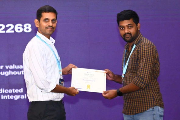 Manikandan Murugesan getting certificate from manager