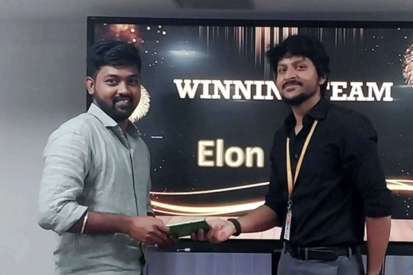 Manikandan Murugesan getting gift in lead training