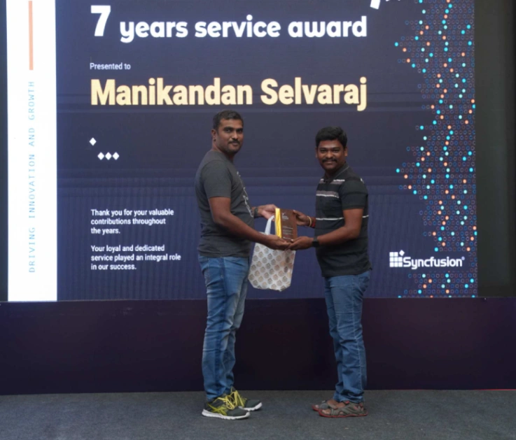 Manikandan Selvaraj getting award from Balaji