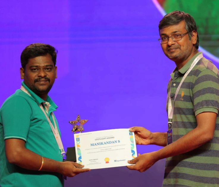 Manikandan Selvaraj getting certificate from Hari Venkatesh
