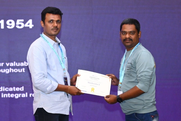 Manikandan Selvaraj getting certificate from Vijayanand