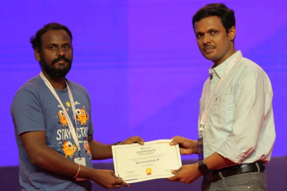Manivannan padmanaban receiving certificate from Vijayanand
