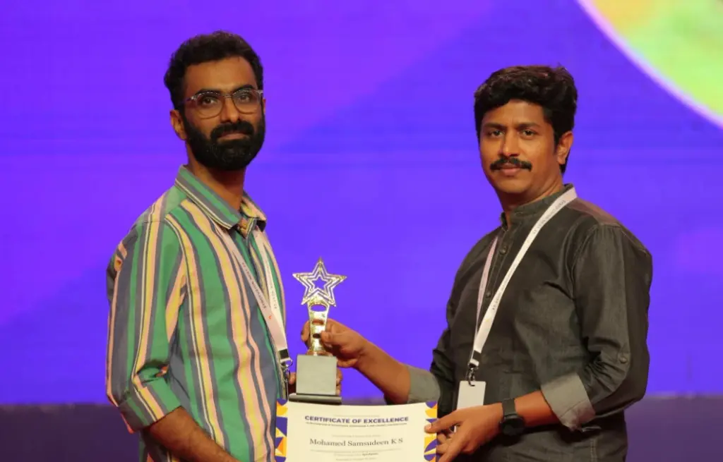 Mohamed Samsudeen getting award from Karikalan