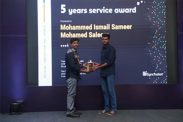 Mohammed Ismail receiving an award from Karikalan