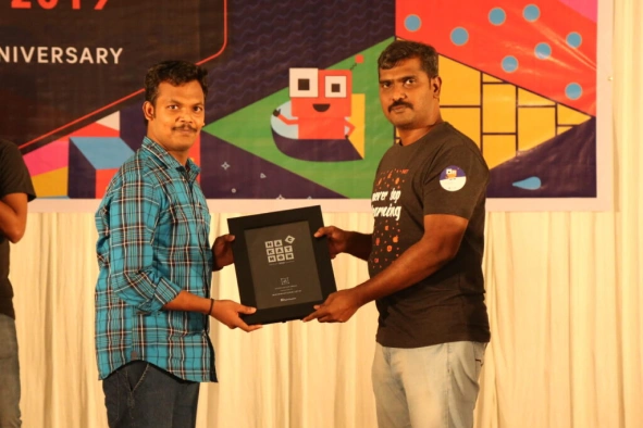 Mohanaselvam Jothi Receiving Recognition Award