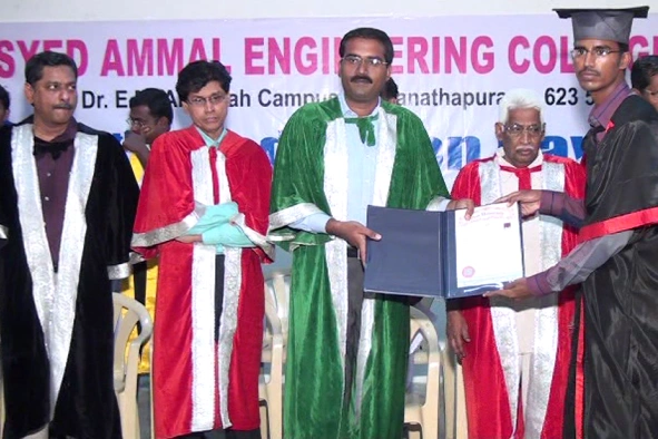 Muneesh kumar receving degree certificate