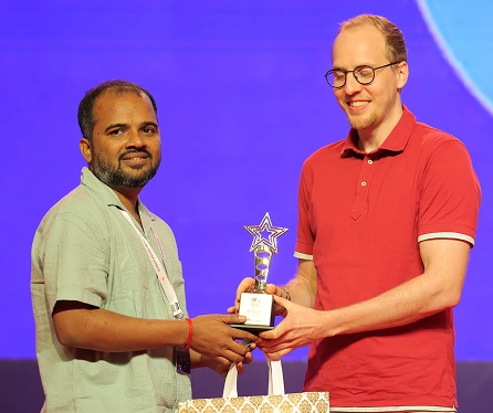 Narayanasamy receving award from stefan