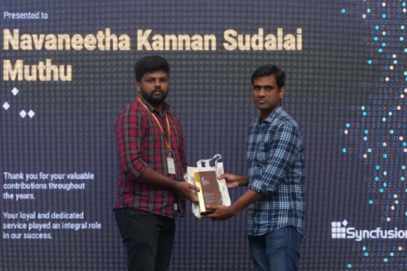 Navaneetha Kannan Sudalai Muthu Receiving Five Years Service Award