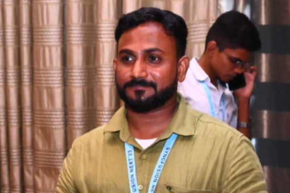 Nijamudeen mohamed in green shirt
