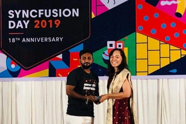 Nijamudeen Mohamed Sulaiman receiving award at Syncfusion Day