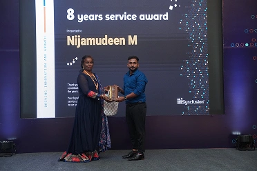 Nijamudeen Mohamed Sulaiman receiving award from manager