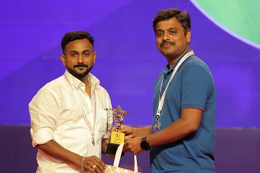 Nijamudeen Mohamed Sulaiman receiving award