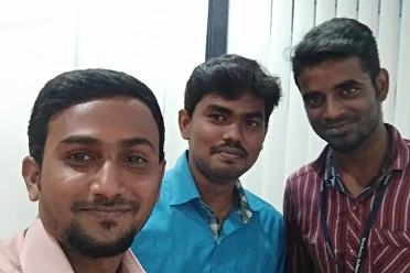 Nijamudeen Mohamed Sulaiman with two teammates