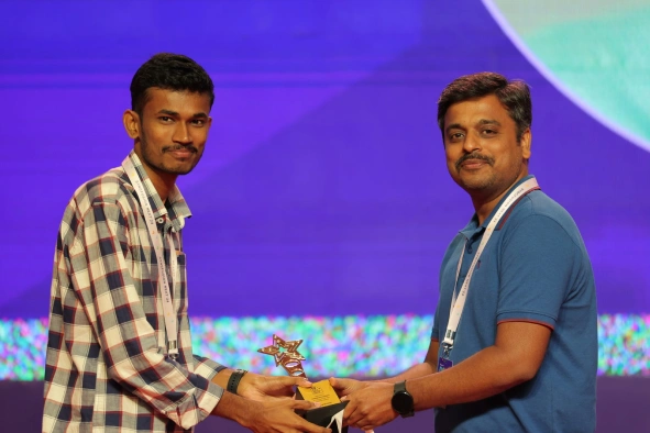 piramanayagam receiving award from vijayakumar