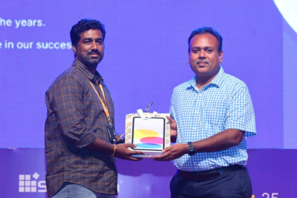 Piruthuviraj receving gift from Davis