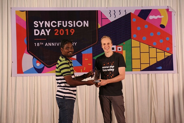 Prakash Perumal Receiving an Award at Syncfusion Day