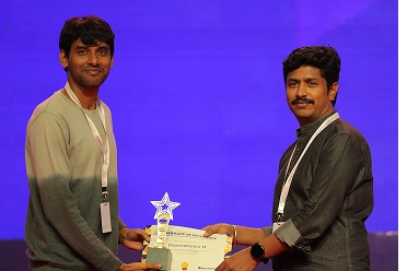 Praveenkumar receiving an award from karikalan