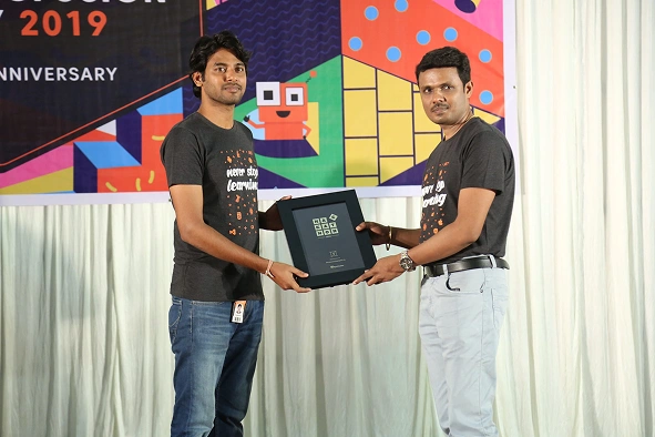 Praveenkumar receiving an award from vijayanand