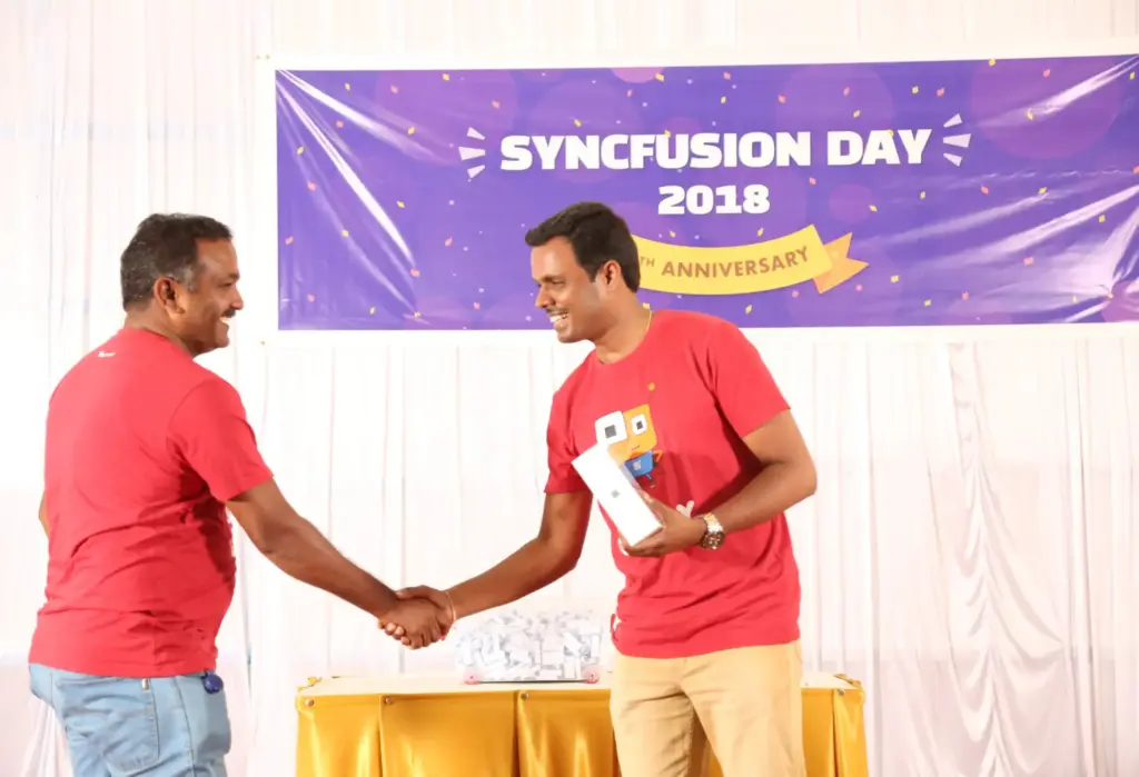 Rajendran Rathinam Receiving an Award at Syncfusion Day