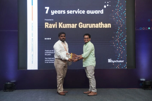 Ravi Kumar Gurunathan receiving seven years service award