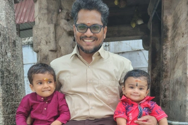 Ravi Kumar Gurunathan with children at temple